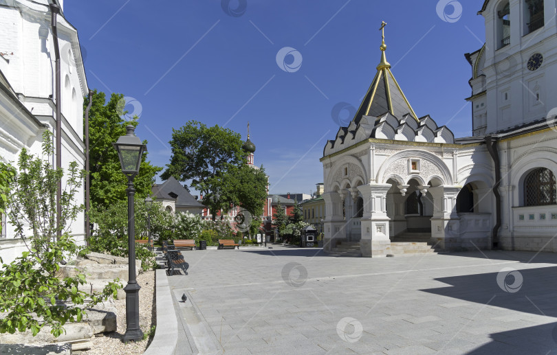 Скачать Площадь перед храмом в православном монастыре. фотосток Ozero