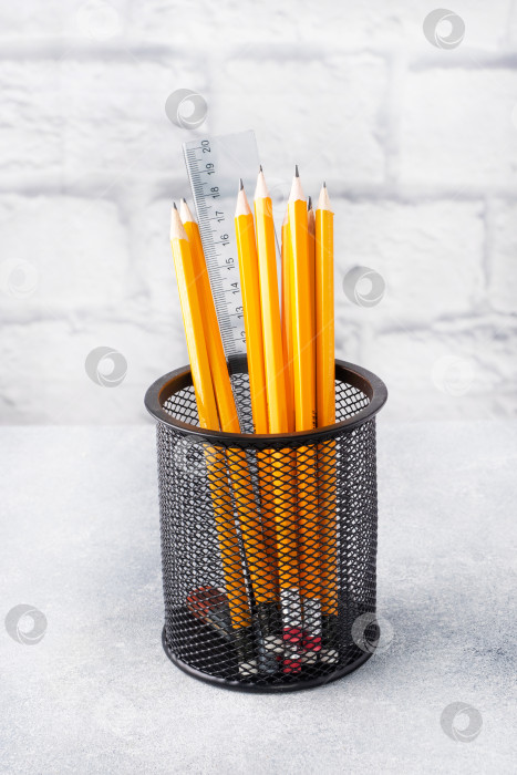 Скачать Набор ярких простых карандашей в черной подставке на сером столе, copy space. фотосток Ozero