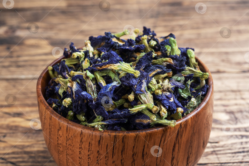 Скачать Сухие цветы тайского голубого чая анчан из бутонов клитории тройчатой. фотосток Ozero