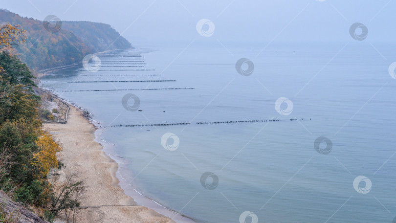 Скачать крутой морской берег, вид сверху фотосток Ozero