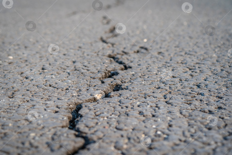 Скачать ужасная трещина в дорожном покрытии, размытый фон крупным планом фотосток Ozero