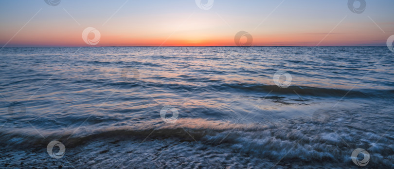 Скачать волны на море во время заката фотосток Ozero