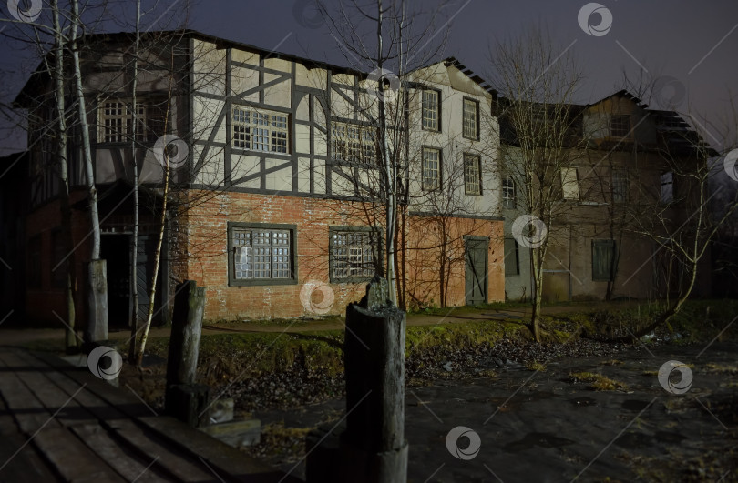 Скачать деревянный средневековый европейский дом, здание европейского города 18 века, старинный деревянный дом в европейском стиле фотосток Ozero