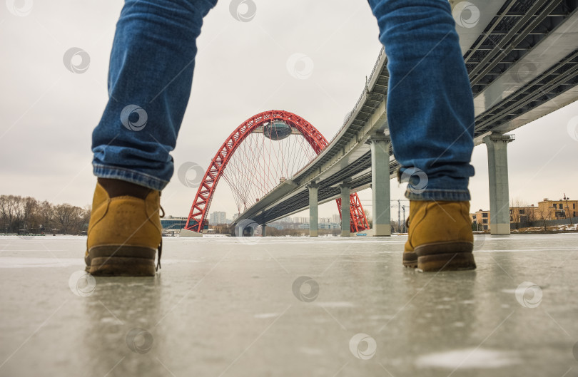 Скачать вид на красную арку живописного моста между опорами фотосток Ozero