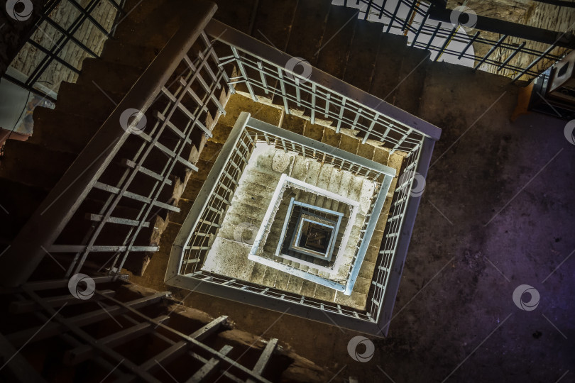 Скачать лестничный пролет, лестница в здании фотосток Ozero