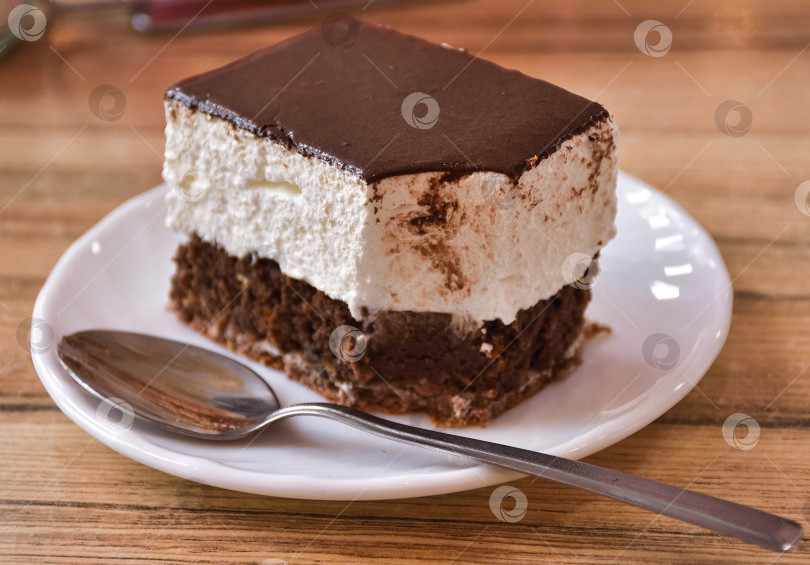 Скачать откусываемый торт ложкой на тарелке, торт Волжский фотосток Ozero