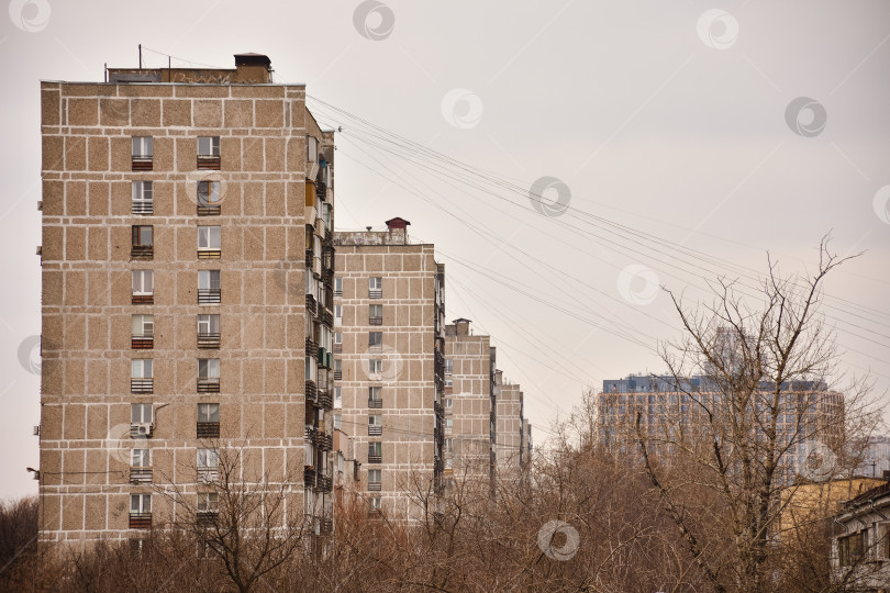 Скачать вид на серые жилые здания фотосток Ozero