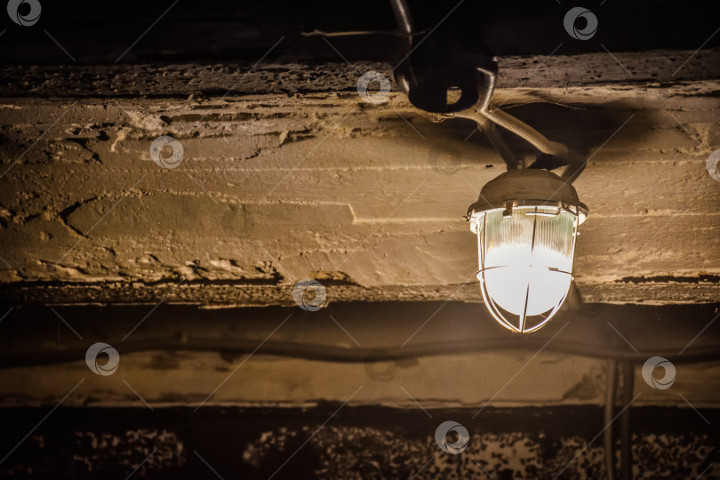 Скачать фонарь на бетонном потолке в подвале фотосток Ozero