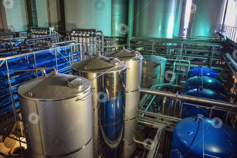 Скачать промышленное оборудование в цехе пивоварни, резервуары для дистиллированной воды в пивоварне фотосток Ozero
