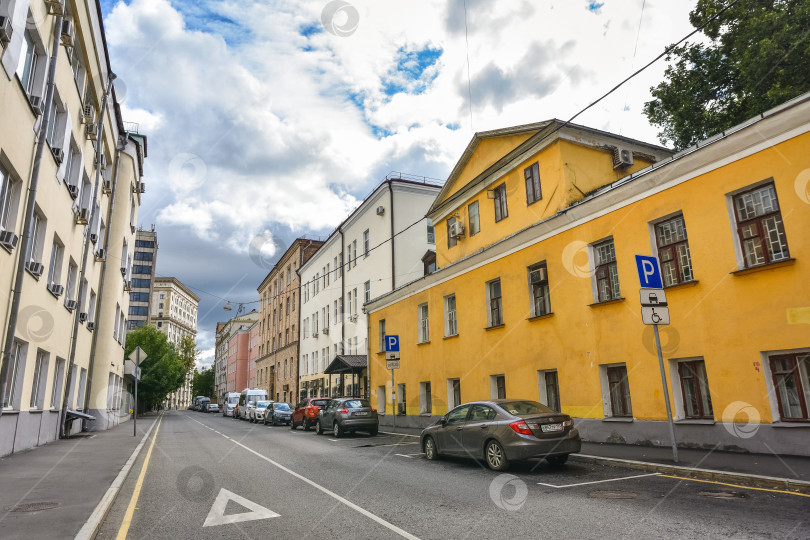 Скачать пустая улица с машинами в центре Москвы фотосток Ozero