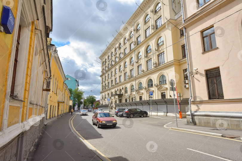 Скачать пустая улица с машинами в центре Москвы фотосток Ozero