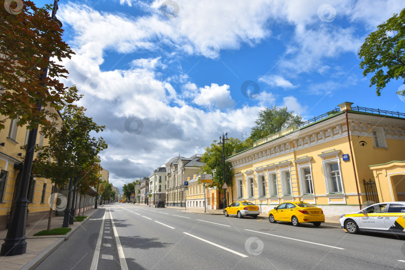 Скачать пустая улица с машинами в центре Москвы фотосток Ozero