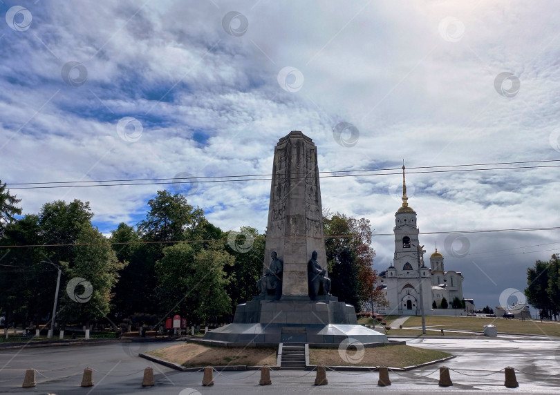 Скачать Монумент в честь 850- летия города Владимира фотосток Ozero