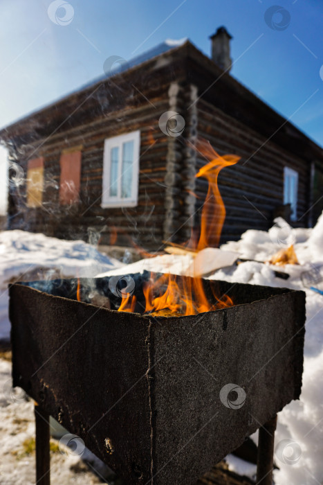 Скачать Пламя на фоне деревенского дома фотосток Ozero