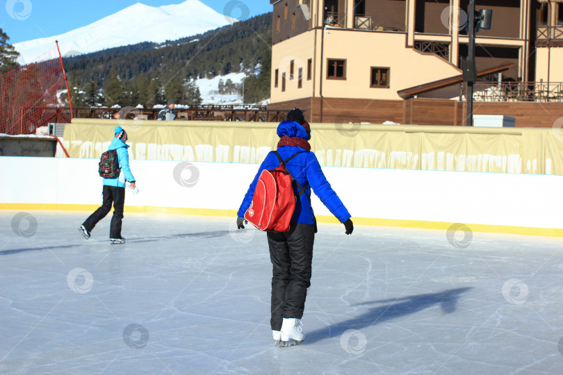 Скачать Архыз/ Россия - январь 2017 года: две девушки катаются на коньках в горах зимой. фотосток Ozero