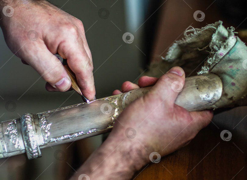 Скачать Руки мастера по изготовлению кинжалов за работой, крупным планом. фотосток Ozero