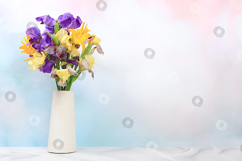 Скачать Абстрактная цветочная композиция, красивые сибирские ирисы на элегантном фоне в вазе, весенне-летний баннер. Креативный современный букет. Открытка на День матери, с днем рождения, свадьба, узор, выборочный акцент фотосток Ozero