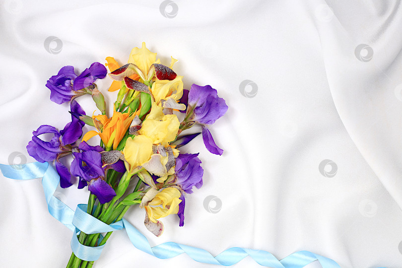 Скачать Абстрактная цветочная композиция, ровный рисунок, красивые сибирские ирисы на элегантном фоне, весенне-летний баннер. Креативный современный букет. Открытка на День матери, с днем рождения, свадьба, узор, выборочный акцент фотосток Ozero