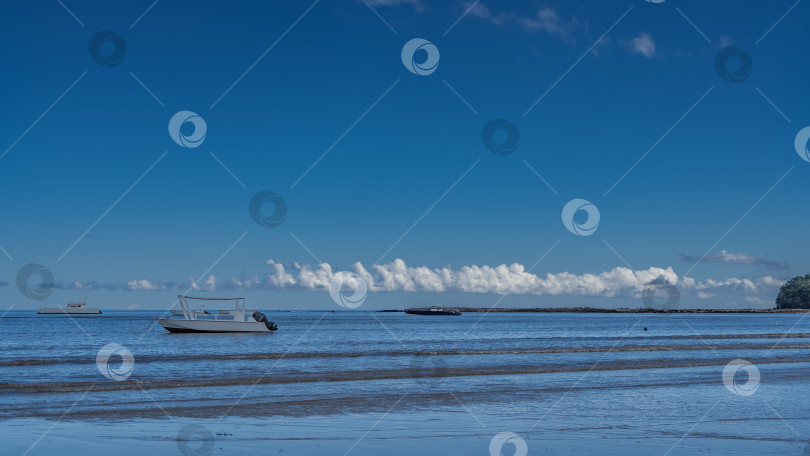 Скачать Моторные лодки стоят на якоре в голубом океане. фотосток Ozero