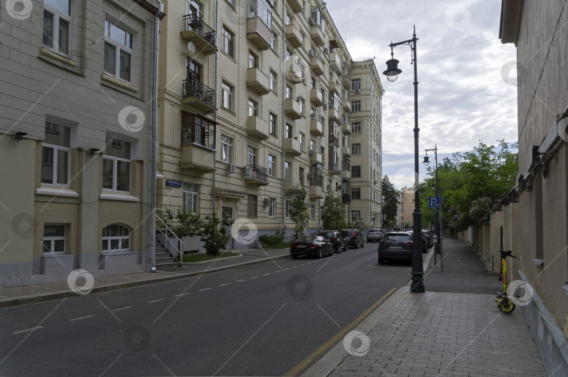 Скачать Небольшая улочка в центре Москвы. фотосток Ozero