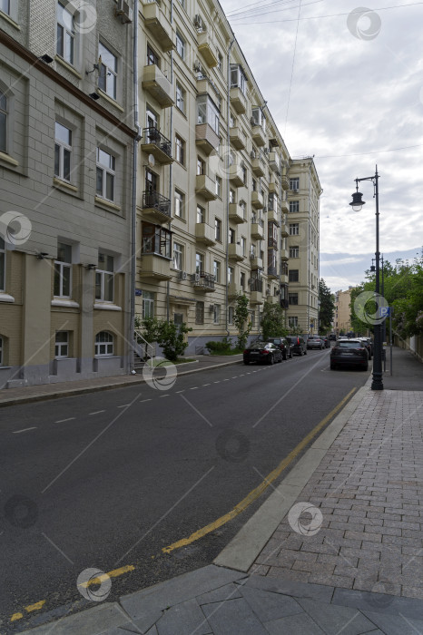 Скачать Небольшая улочка в центре Москвы. фотосток Ozero