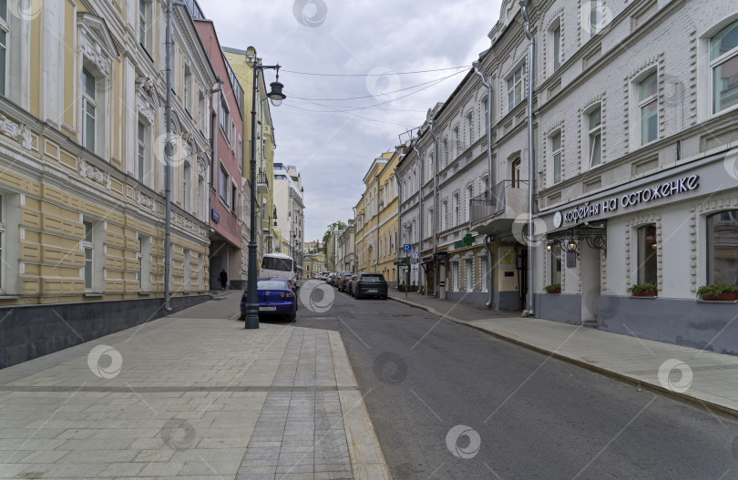 Скачать Небольшая улочка в центре Москвы. фотосток Ozero