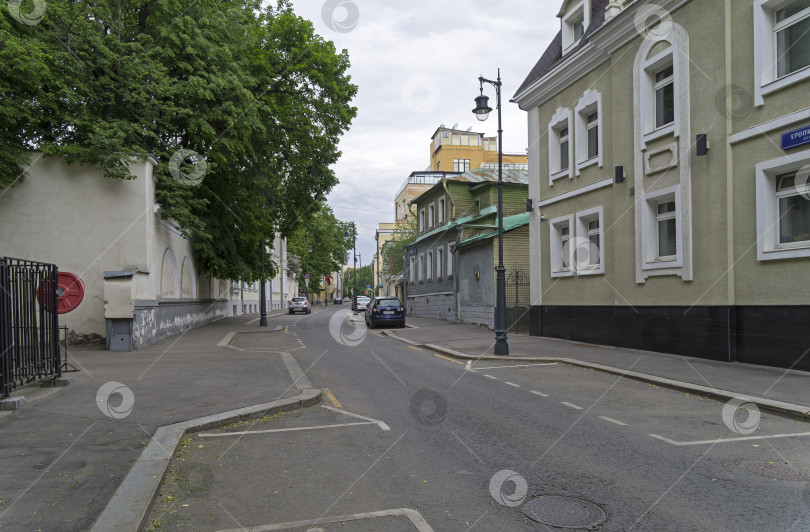 Скачать Небольшая улочка в центре Москвы. фотосток Ozero
