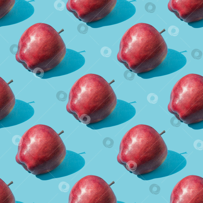 Скачать Бесшовный фруктовый узор из свежих красных яблок на синем фоне фотосток Ozero