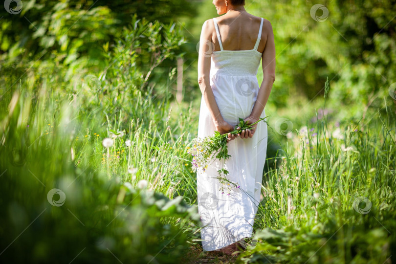 Скачать взрослая женщина в длинном белом платье ранним солнечным утром на размытом фоне с эффектом боке фотосток Ozero