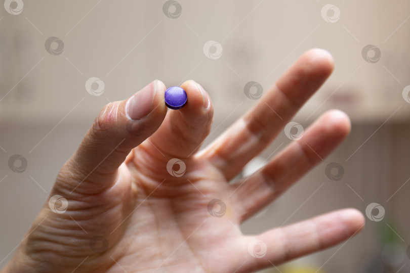 Скачать Медсестра держит в щепотке таблетки для индикации зубного налета фотосток Ozero