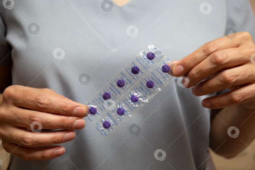 Скачать Медсестра хранит фиолетовые раскрывающиеся таблетки фотосток Ozero