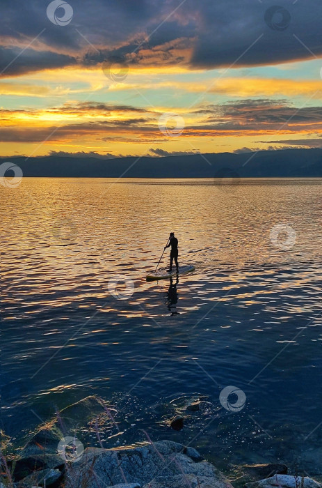 Скачать Сапбордист на закате солнца,водный пейзаж. фотосток Ozero