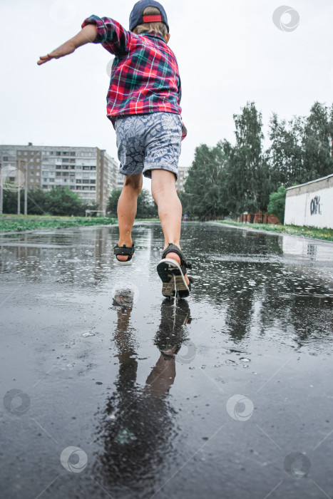 Скачать ребенок бегает по лужам фотосток Ozero