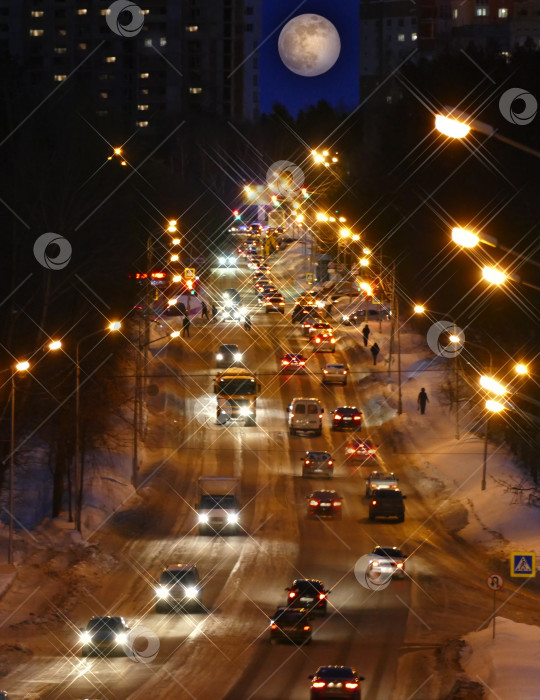 Скачать Полная луна над вечерней городской улицей. фотосток Ozero