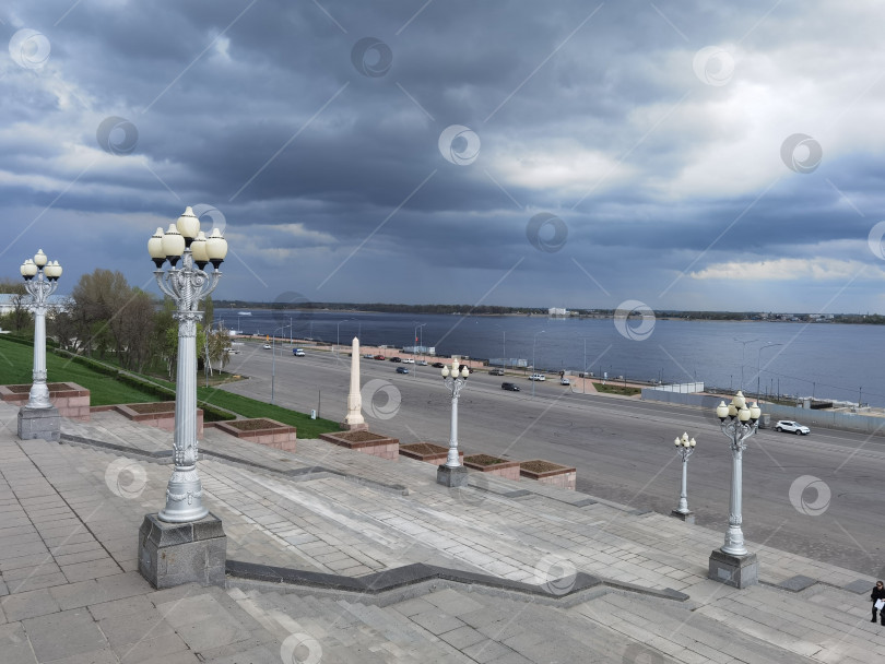 Скачать Лестница и старинные фонари на Центральной набережной города Волгограда с видом на реку Волгу фотосток Ozero