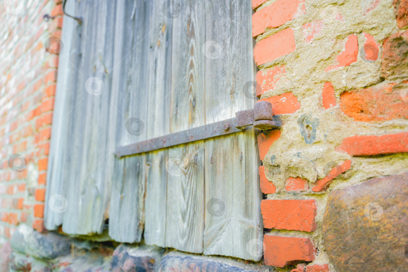 Скачать старая деревянная дверь на кирпичной стене фотосток Ozero