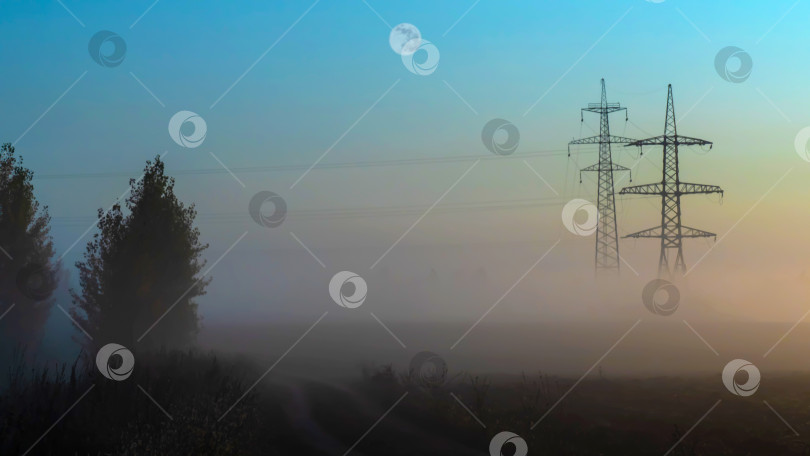 Скачать Полная луна в осеннем поле над линией электропередачи фотосток Ozero