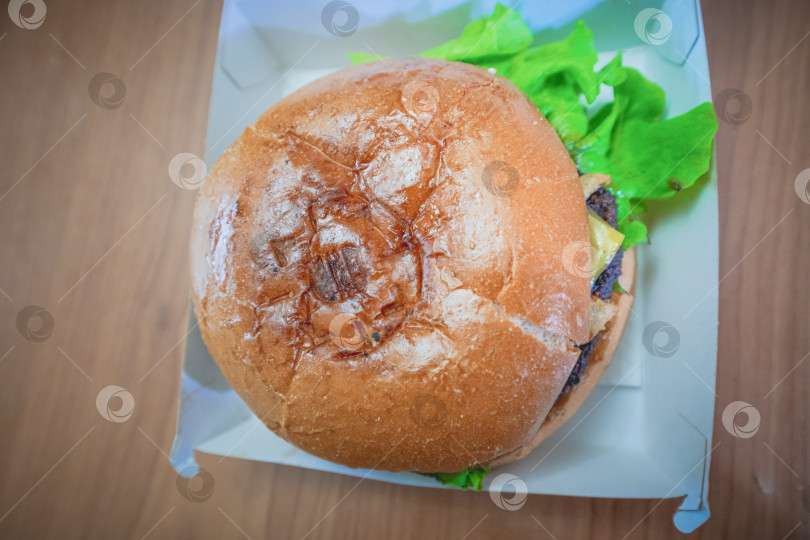 Скачать гамбургер на столе в коробке фотосток Ozero