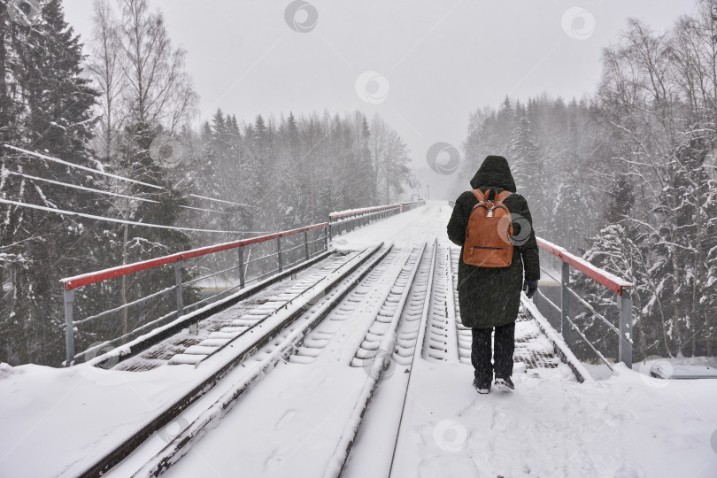 Скачать девушка стоит на железной дороге в снегу фотосток Ozero