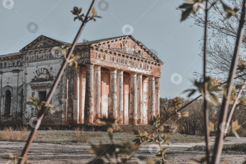 Скачать заброшенная православная церковь, заброшенный храм с колоннами фотосток Ozero