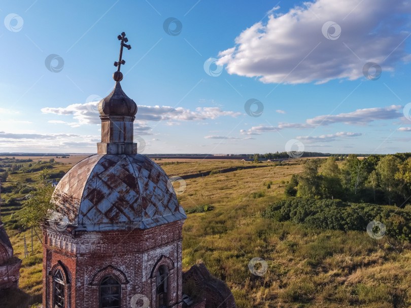 Скачать полет над заброшенной церковью, древней заброшенной и разрушенной церковью, полуразрушенным храмом из красного кирпича фотосток Ozero