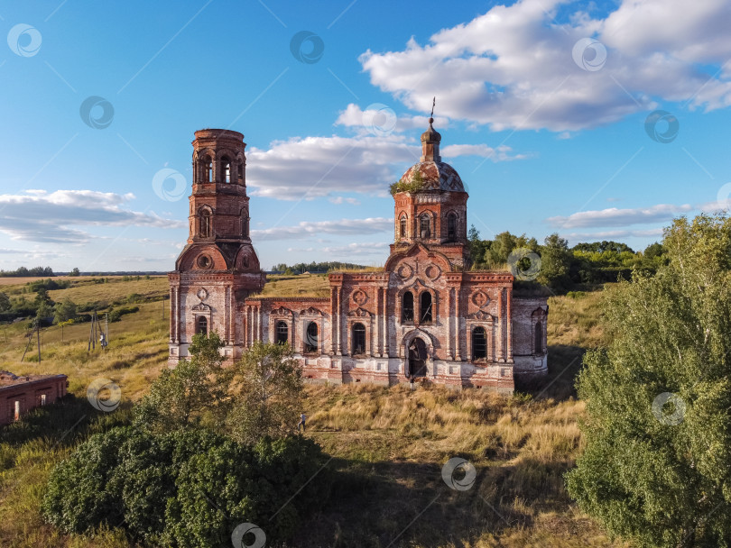 Скачать полет над заброшенной церковью, древней заброшенной и разрушенной церковью, полуразрушенным храмом из красного кирпича фотосток Ozero