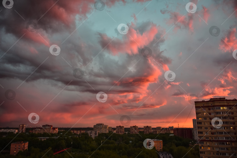 Скачать Красочный закат над городом, яркое разноцветное небо над городом фотосток Ozero