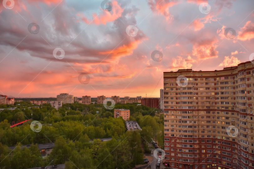 Скачать Красочный закат над городом, яркое разноцветное небо над городом фотосток Ozero