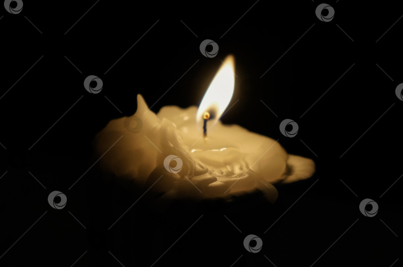 Скачать Макросъемка горящей свечи крупным планом фотосток Ozero