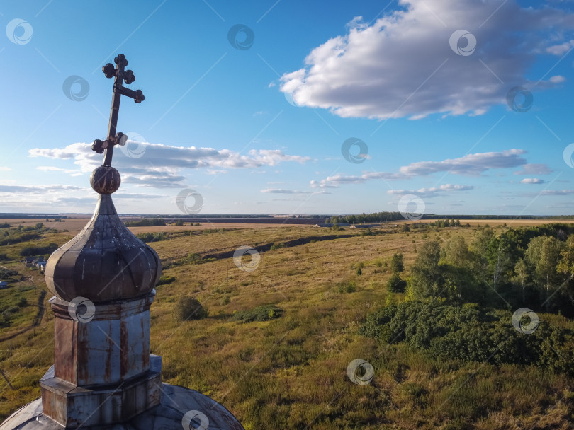 Скачать полет над заброшенной церковью, древней заброшенной и разрушенной церковью, полуразрушенным храмом из красного кирпича фотосток Ozero