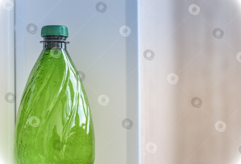 Скачать Зеленая пластиковая бутылка крупным планом фотосток Ozero