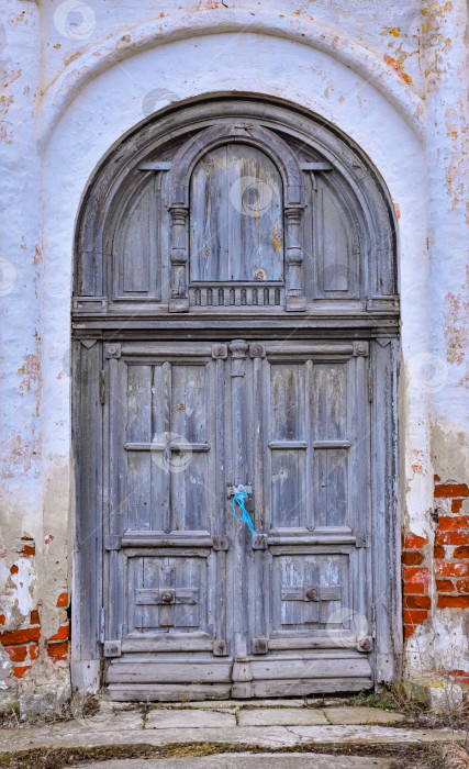 Скачать серая деревянная дверь в стене фотосток Ozero
