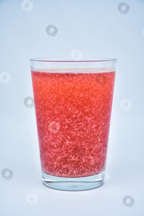 Скачать красный коктейль, выделенный на белом фоне фотосток Ozero