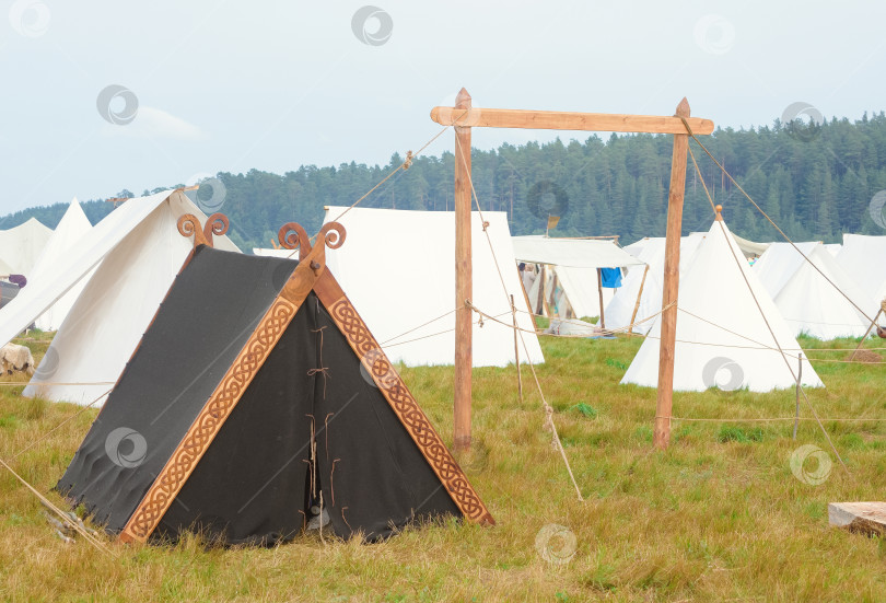 Скачать черная палатка в палаточном городке на природе фотосток Ozero